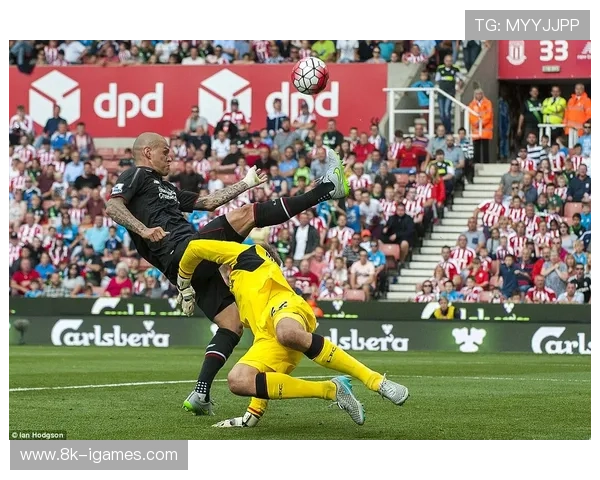阿德利绝杀后跪地滑翔，伯恩茅斯主场陷入狂欢